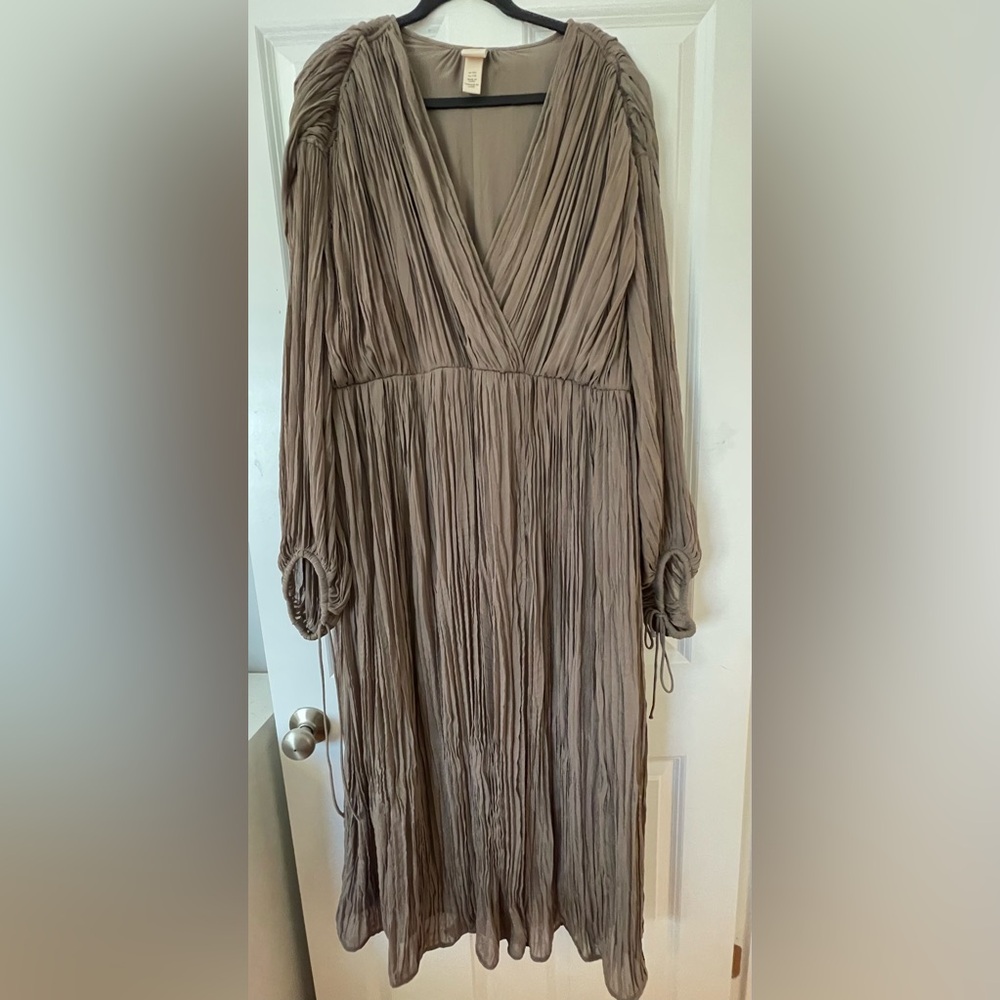 Super flowy pleated dress from H&M XXL